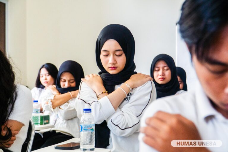 Pecahkan Rekor MURI, Ratusan Mahasiswa Psikologi UNESA Jalani Terapi Butterfly Hug