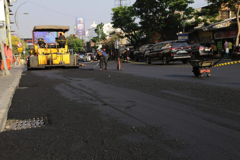 Pemkot Surabaya Percepat Pengaspalan untuk Kurangi Debu Jalan