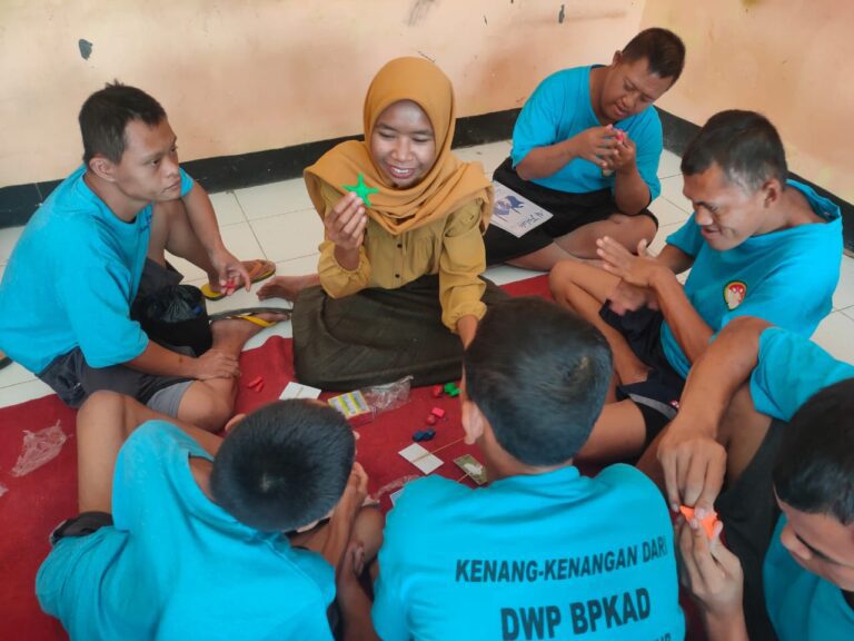 Bimbingan Kecerdasan, PM Putra Pemprov Jatim-UPT RSBG Tuban Bermain Kreasi Aneka Bentuk Plastisin