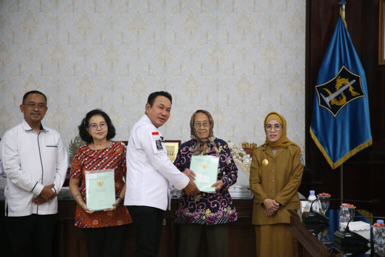 Serahkan 39 Sertifikat HGB, Pemkot Surabaya Beri Kepastian Hukum Bagi Pemegang Surat Ijo