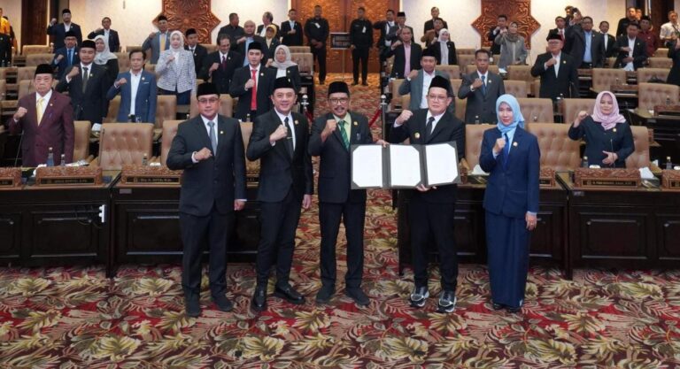 DPRD Jatim Setujui Raperda APBD 2025, Pj. Gubernur Adhy Fokus pada Pendidikan dan Kesehatan