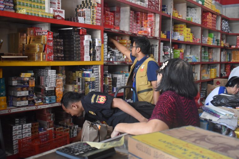 Tekan Peredaran Rokok Ilegal, Pemkot Surabaya bersama Bea Cukai Sisir Toko Kelontong