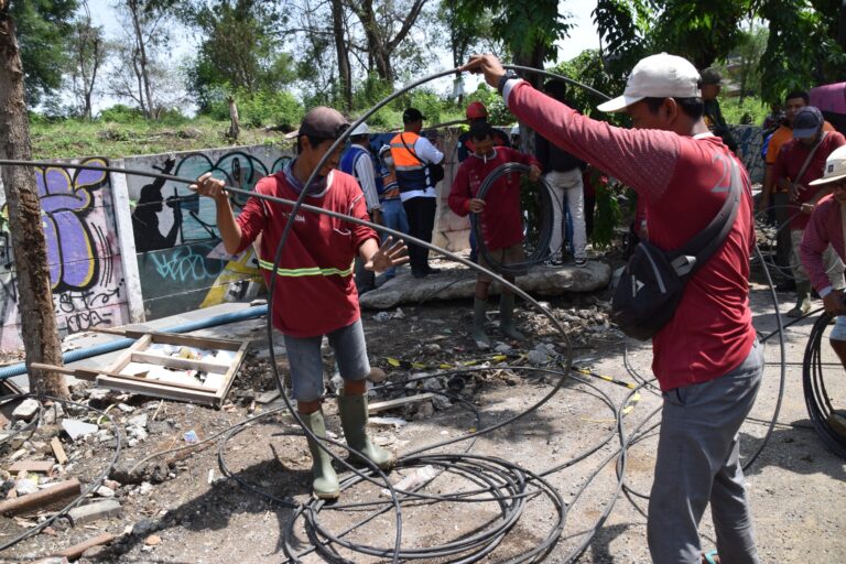 Pemkot Surabaya Tertibkan Jaringan Kabel Utilitas yang Langgar Aturan
