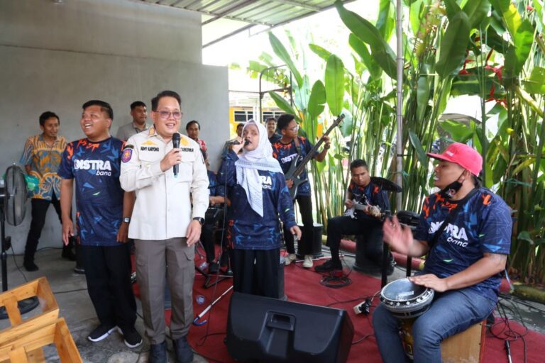 Kunjungi Disabilitas Netra di UPT RSBN Malang, Pj Gubernur Jatim Berikan Donasi Pengembangan Diri dan Salurkan Bansos