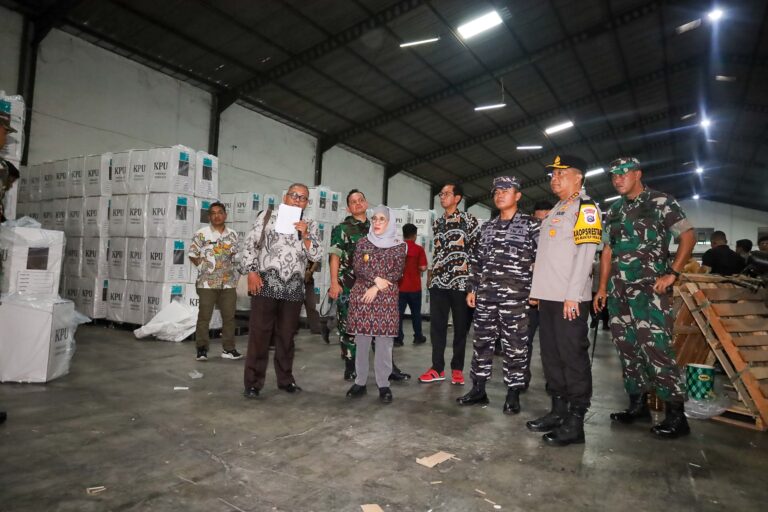 PJs Wali Kota Restu Novi bersama Forkopimda dan KPU Surabaya Tinjau Gudang Logistik Pilkada 2024