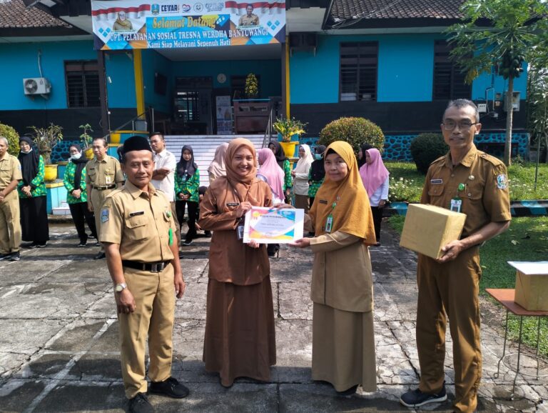 Pemprov Jatim dan UPT PSTW Banyuwangi Berikan Penghargaan EOM kepada Pegawai Teladan