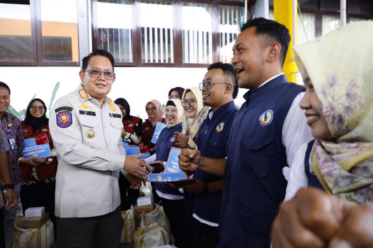 Pj. Gubernur Jatim Salurkan Bantuan Sosial Bagi PPKS Wilayah Kota Malang