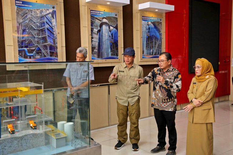 Kunjungi Bank Sampah Induk dan PLTSA, Menteri LH Hanif Siap Adopsi Pengelolaan Sampah di Surabaya