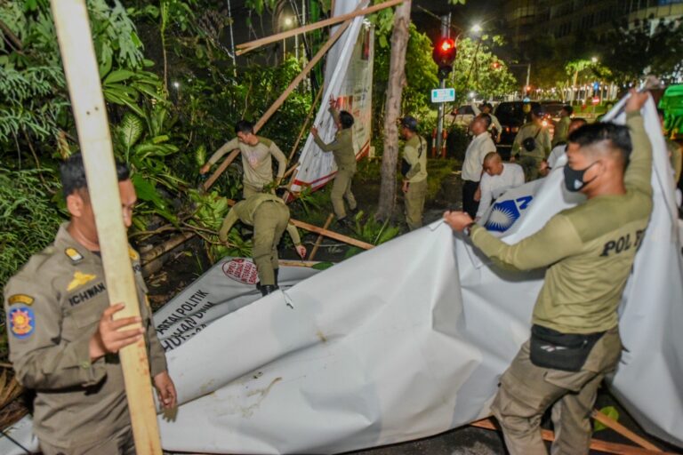 Satpol PP Surabaya Tertibkan Seluruh APK saat Minggu Tenang Kampanye