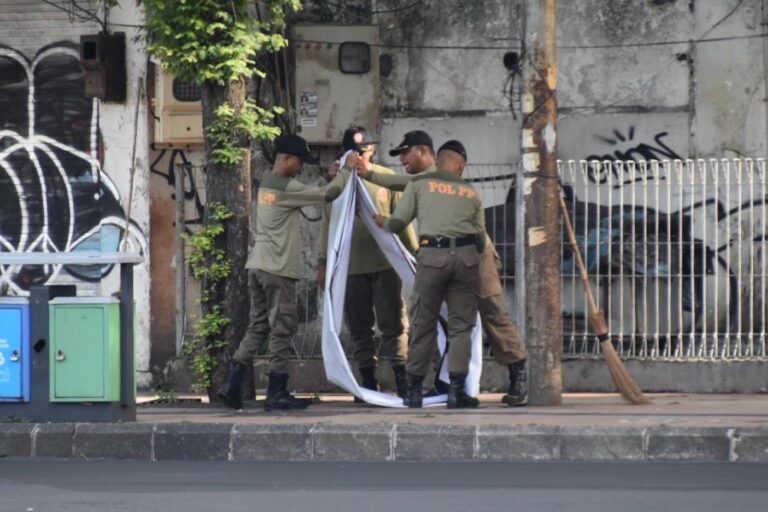 Pasca Pilkada 2024, Satpol PP Surabaya Bersihkan Alat Peraga Sosialisasi