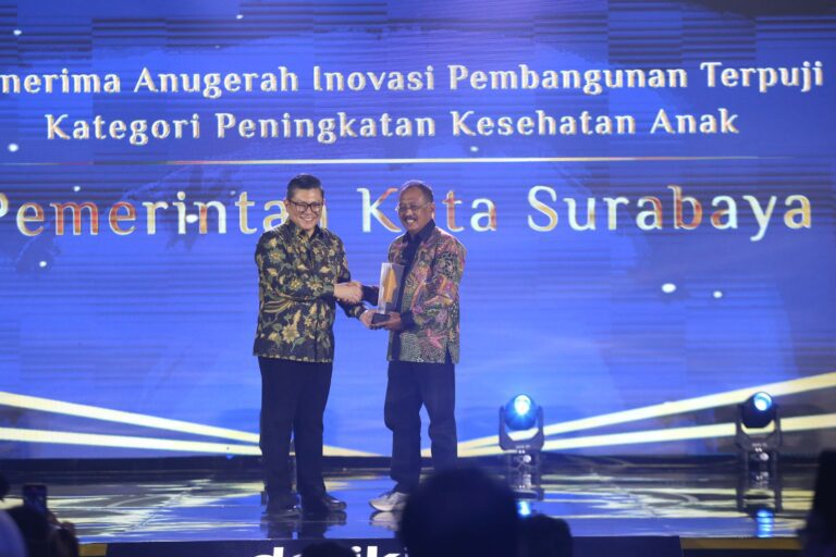 Pemkot Surabaya Sabet Penghargaan Kategori Peningkatan Kesehatan Anak dalam detikJatim Awards 2024