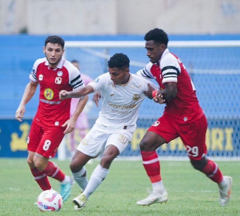 Arema FC Raih Tiga Poin di Bantul dengan Kemenangan 3-1 atas Barito Putera