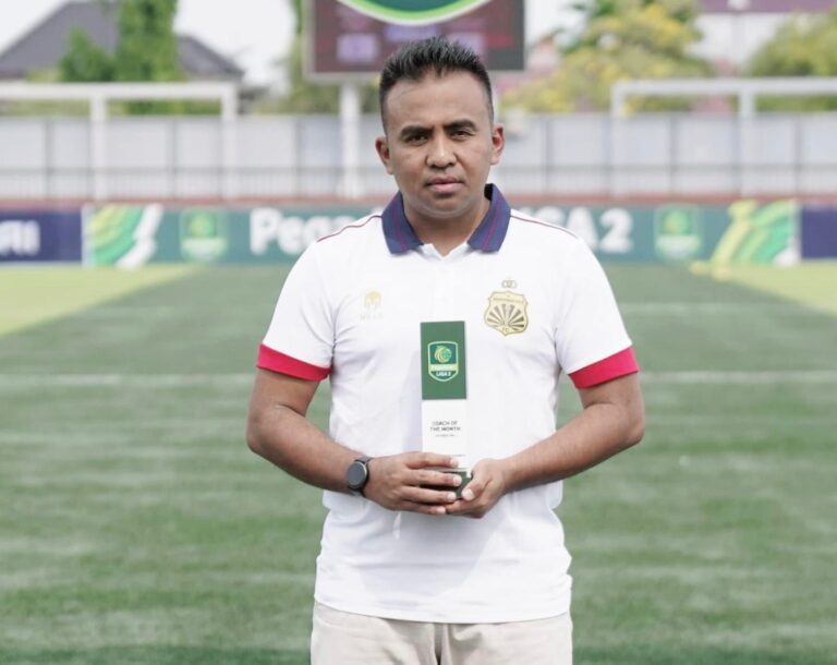 Pelatih Bhayangkara FC Terima Penghargaan Individu Menjelang Laga Melawan Persipa Pati