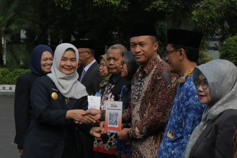 Disperpusip Jatim Serahkan Digital Library ke 102 Lembaga di Ngawi untuk Tingkatkan Minat Baca Masyarakat