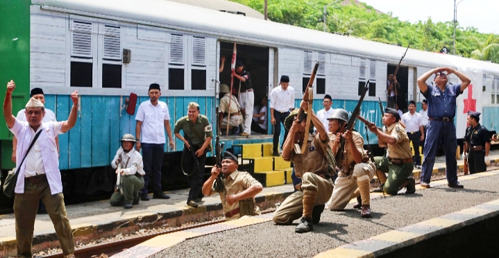 KAI Daop 8 Surabaya Gelar Teatrikal; Kenang Peristiwa Heroik 79 Tahun Lalu “Kereta Api Terakhir Surabaya” di Stasiun Surabaya Gubeng