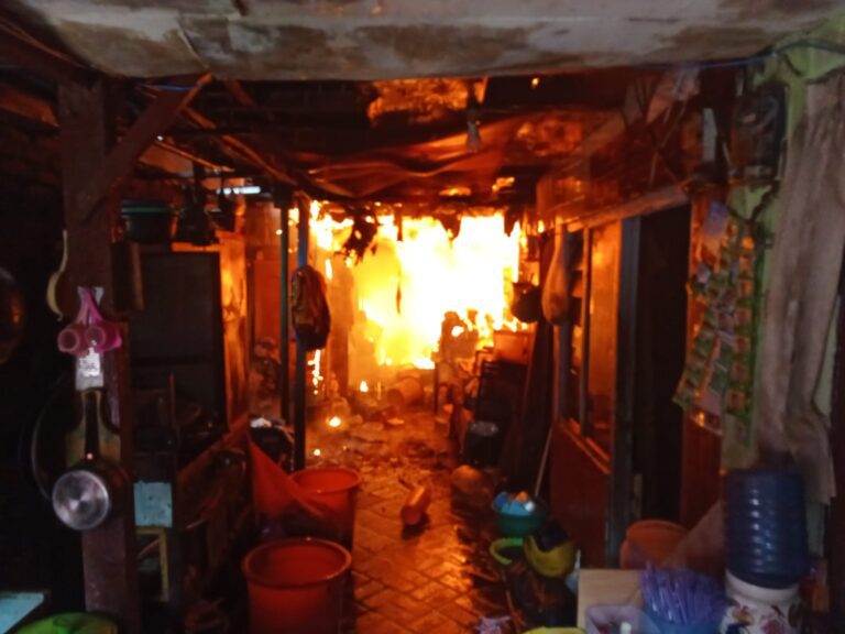 Pemkot Surabaya Terjunkan 16 Unit Mobil Damkar Tanggani Kebakaran Sejumlah Rumah di Kawasan Kemayoran Baru