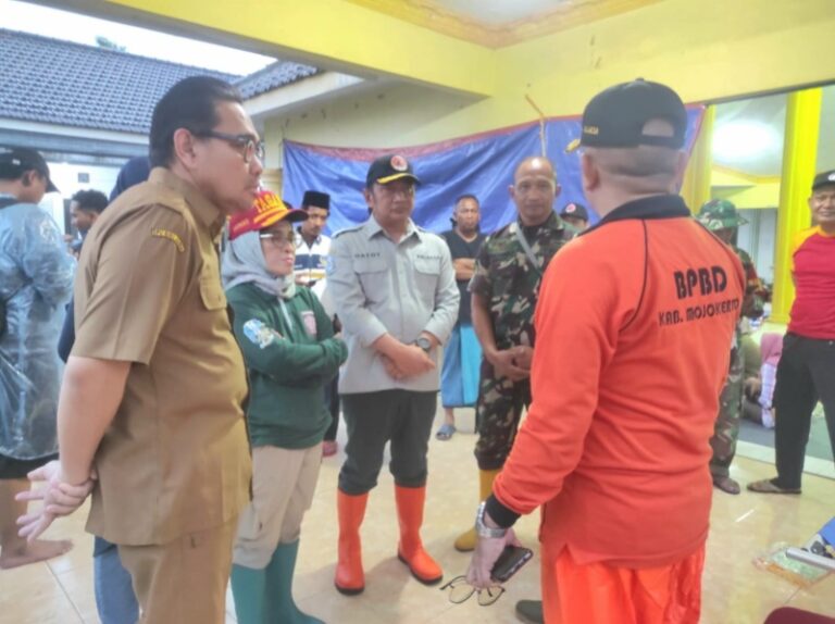 Banjir Terjang Mojokerto-Jombang : Tim BPBD Jatim Bantu Evakuasi Warga dan Kirim Bantuan Logistik