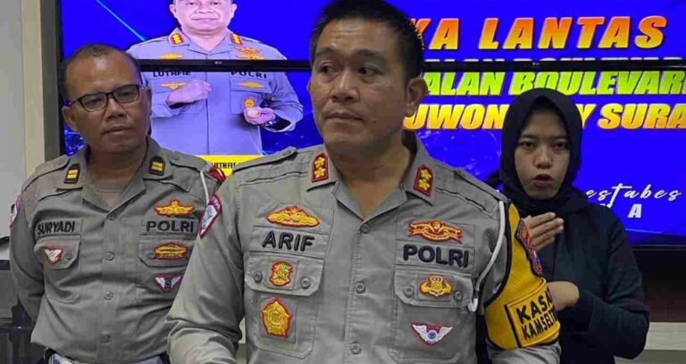 Satlantas Polrestabes Lakukan Penyekatan Pintu Masuk Kota Surabaya di Malam Tahun Baru