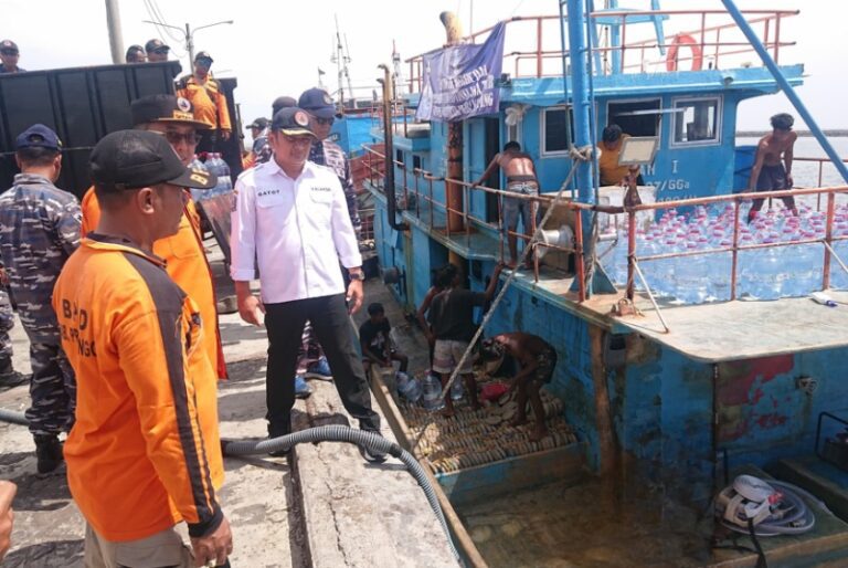 BPBD Jatim Kirim 40 Ribu Liter Air Siap Minum ke Gili Ketapang Probolinggo
