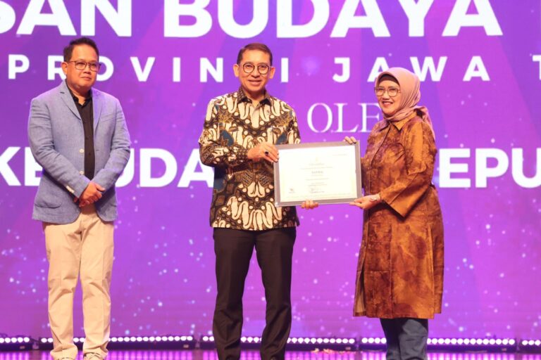 Menteri Kebudayaan Serahkan Sertifikat 13 Karya Budaya Jatim sebagai WBTb Tahun 2024