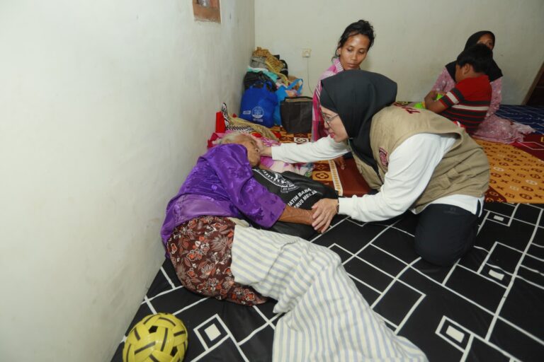 Dinsos Jatim Hadir Berikan Bantuan dan LDP untuk Korban Bencana Tanah Gerak di Kabupaten Trenggalek