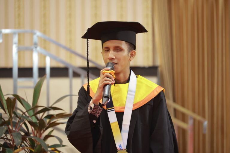 Mahasiswa Tunanetra Pertama UNAIR raih Gelar S2 Kebijakan Publik