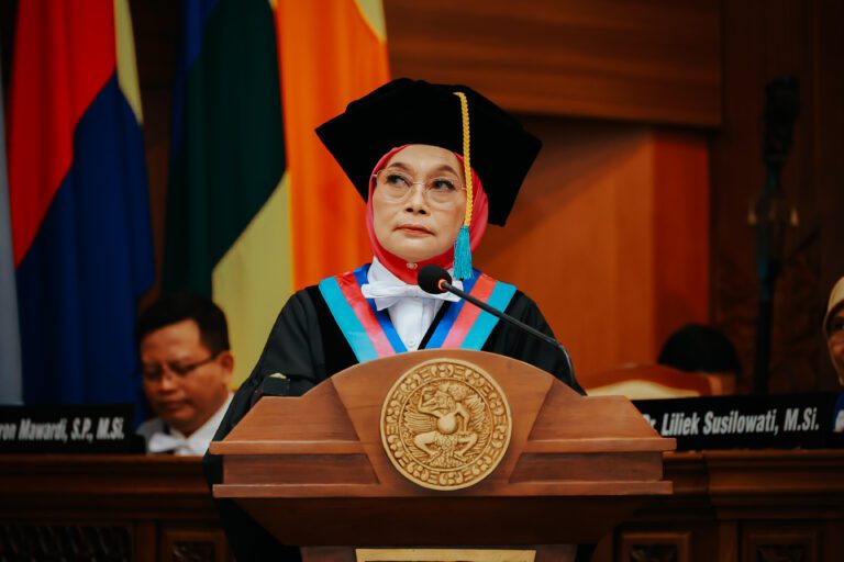 Gubes UNAIR Tekankan Pentingnya Inovasi Pencegahan Ektoparasit Ikan Hias