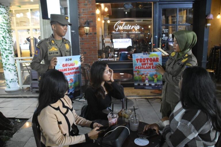 Satpol PP Surabaya Sosialisasikan Perda Trotoar, Bukan Tempat PKL dan Parkir