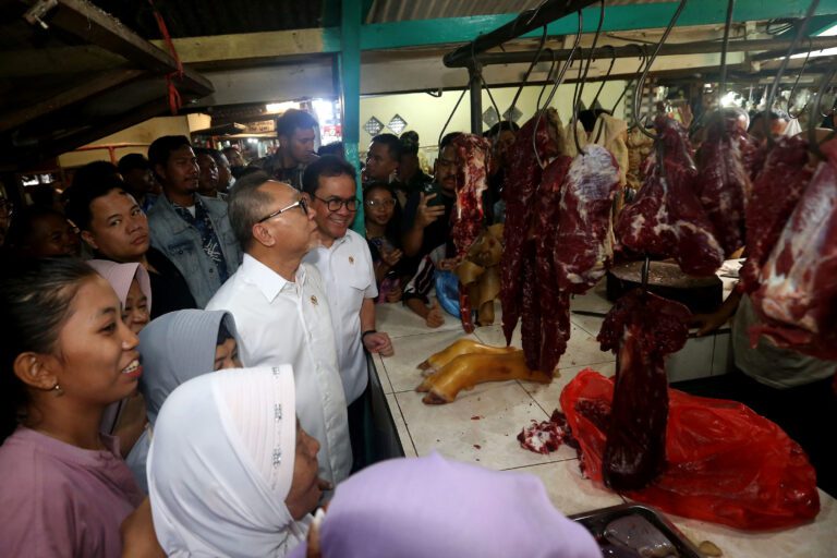 Menko Pangan dan Mendag Tinjau Pasar Dukuh Kupang Surabaya, Sebut Harga dan Stok Bapok Stabil