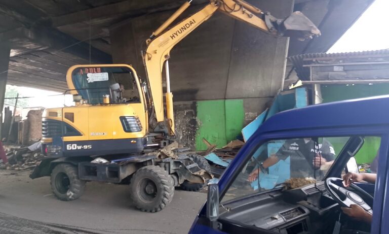 Penyebab Kemacetan, Satpol PP Surabaya Tertibkan Belasan Bangli di bawah Jembatan Layang Tambak Mayor