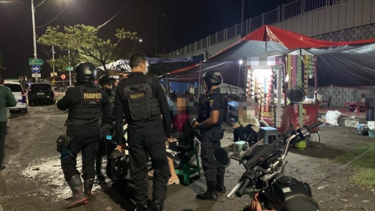 Satpol PP Surabaya Tertibkan Warkop Dibawah Jembatan Suramadu, Amankan 16 Muda-Mudi