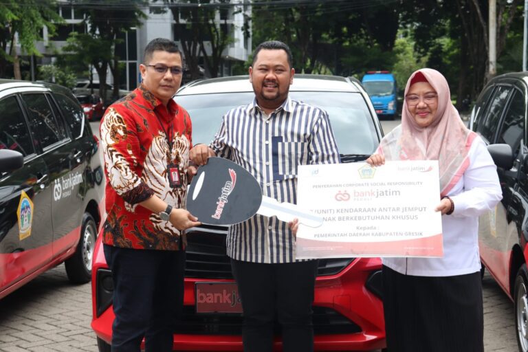 Gebyar Disabilitas 2024, Pemkab Gresik Terima Bantuan Tiga Unit Mobil Antar-Jemput dari Bank Jatim