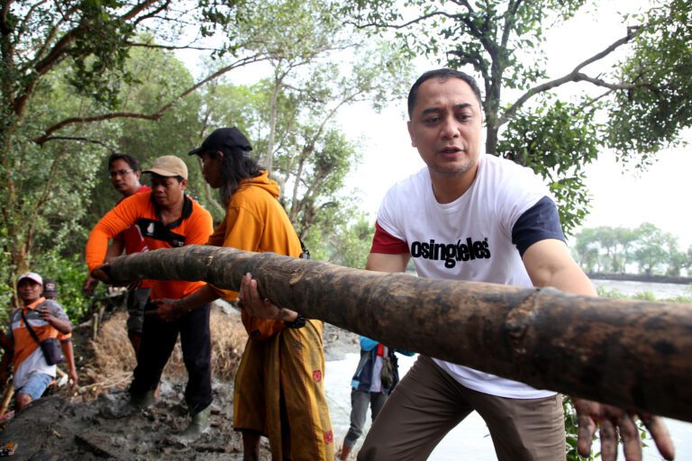 Wali Kota Eri Cahyadi Gotong Royong Bersama Warga Greges Timur Tinggikan Tanggul Cegah Rob