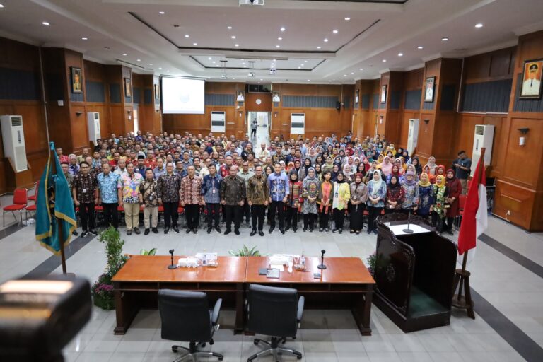 Wamendagri Beri Pengarahan Sinkronisasi Pembangunan Pusat dan Daerah kepada Jajaran Aparat Pemkot Surabaya