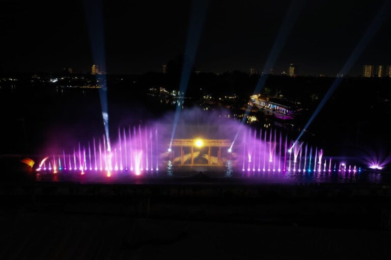 Revitalisasi Destinasi Wisata, Wali Kota Eri Resmikan Pasona Laser Air Mancur Jembatan Suroboyo