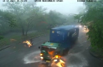 Hujan Deras Disertai Angin Kencang Melanda Surabaya, BMKG Sebut Ada Fenomena Awan CB dan La Nina