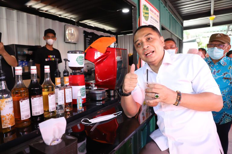 Surabaya Catat Penurunan Drastis TPT dan Kemiskinan Berkat Program Padat Karya