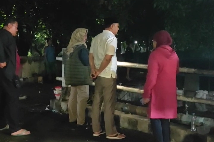 Bermalam di Sekitar Lokasi Banjir Gunung Anyar, Wali Kota Eri Pimpin Penanganan Darurat