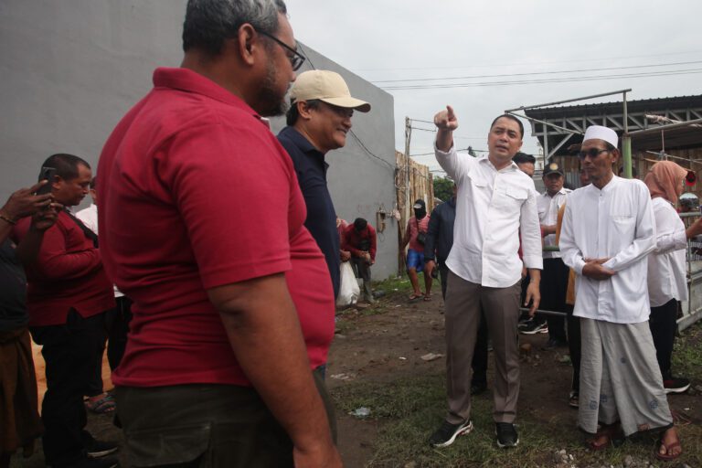 Wali Kota Eri Cahyadi Sidak Tanggul Jebol di Simo Hilir, Target Perbaikan 3 Hari