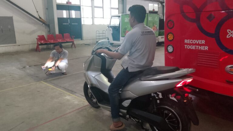 Dukung Penggunaan EV, ITS Kembangkan Bengkel Konversi Sepeda Motor Listrik