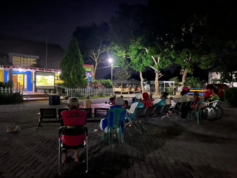 Bernostalgia dengan Film Klasik, Pemprov Jatim-UPT PSTW Bondowoso Adakan Nobar Layar Tancap untuk PM
