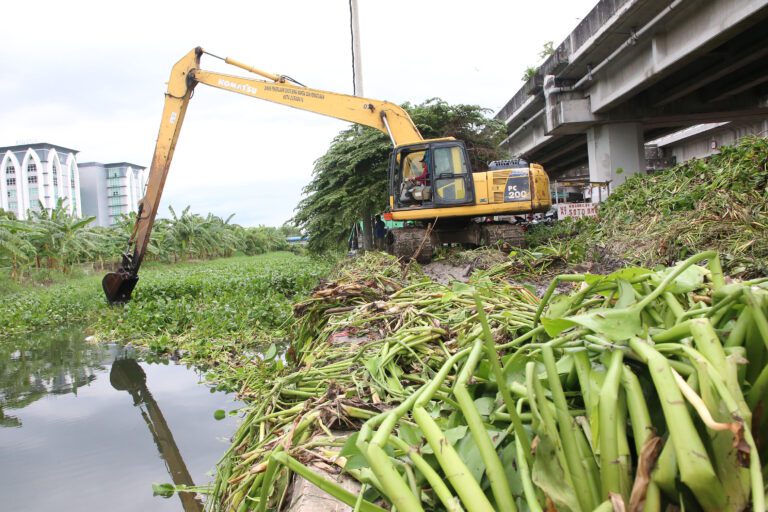 Bukan Kewenangan, Pemkot Surabaya Nekat Bersihkan Kali Perbatasan Demi Warga Tidak Banjir