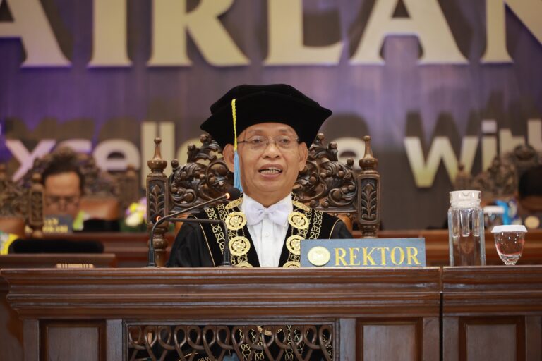 Wisuda Akhir Tahun, Rektor UNAIR Berpesan Jadilah Orang Cerdas yang Bermoral
