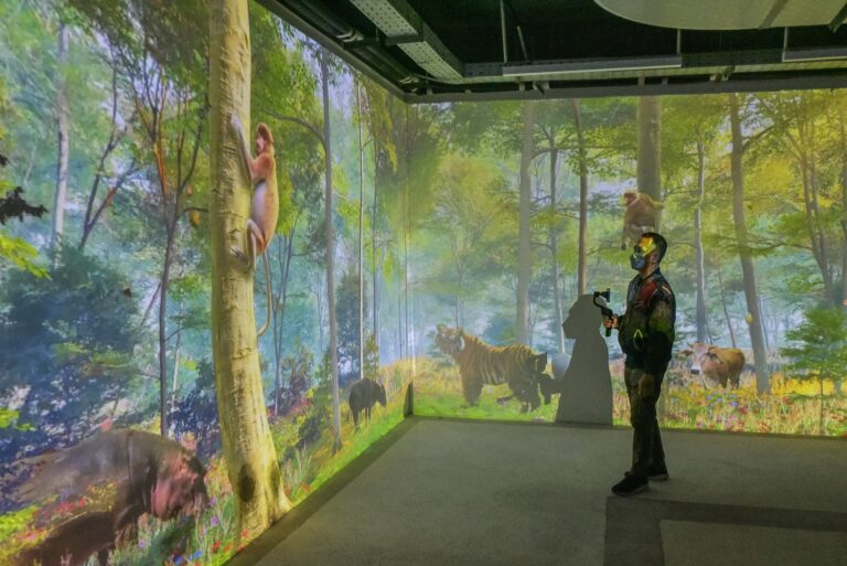 Pemkot Surabaya-LZY Visual Hiasi Tunnel TIJ-KBS dengan Video Mapping Bertema Suaka Margasatwa