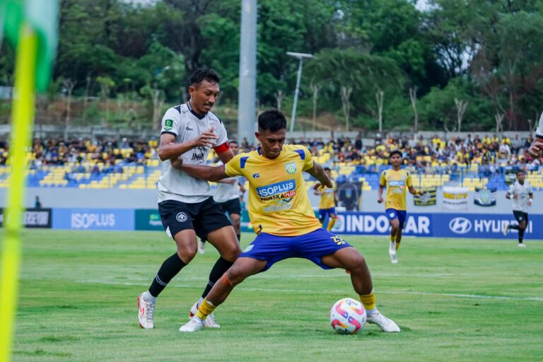 Liga 2 : Gresik United Raih Kemenangan Dramatis atas Persipal Palu 3-2.