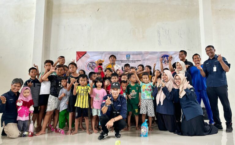 Disperpusip Jatim Hadirkan Pendongeng dan Bagikan Sembako untuk Korban Banjir Jombang dan Pasuruan