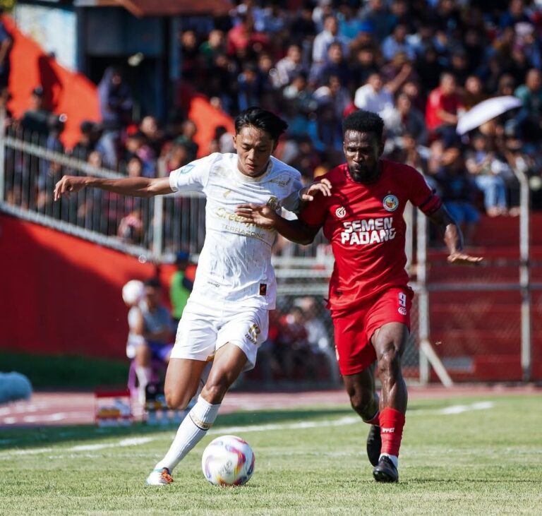 Arema FC Curi Poin di Kandang Semen Padang