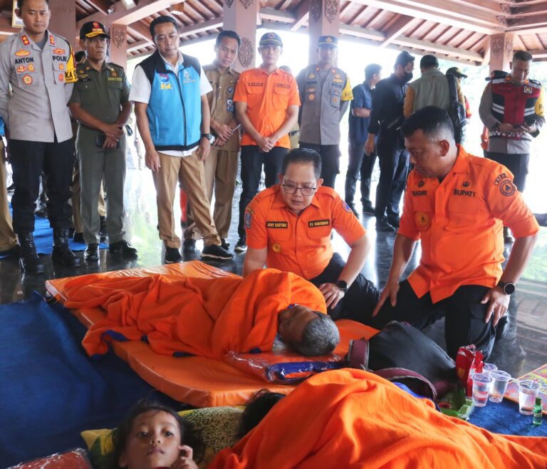 Tinjau Banjir Ponorogo, Pj. Gubernur Adhy Fokuskan Evakuasi Warga dan Perbaikan Tanggul Jebol