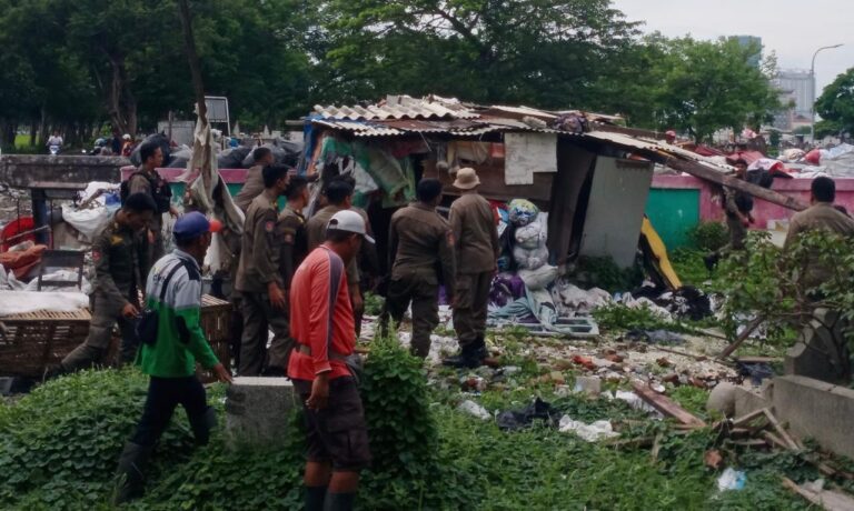 Kembalikan Fungsi Bozem Makam Putat, Satpol PP Surabaya Tertibkan Tiga Bangunan Liar