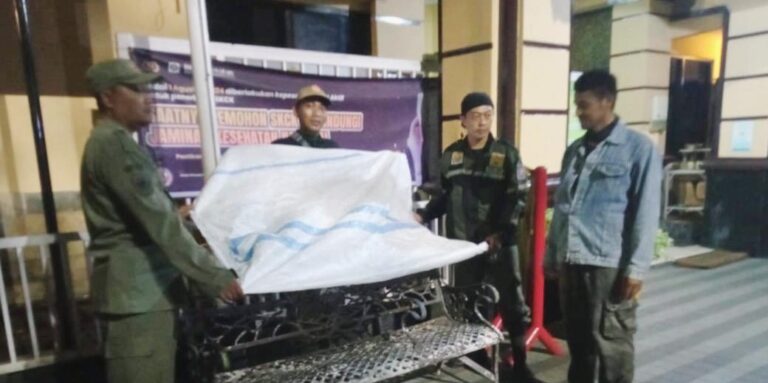 Satpol PP Surabaya Amankan Pencuri Kursi Besi Milik Pemkot, Pelaku dibawa ke Polsek Bubutan